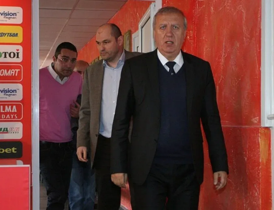 ЦСКА отговори на Градев с документи