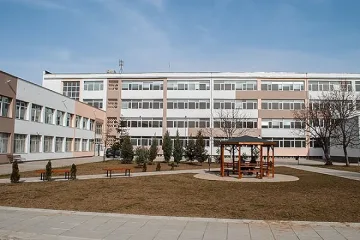 Класическата гимназия се връща в „Модерно предградие”