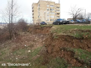 Дъждовете в Кърджали предизвикаха свлачища до жилищен блок в града