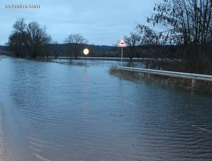 Нивото на река Тунджа пада, но улица "Тунджа" е под вода