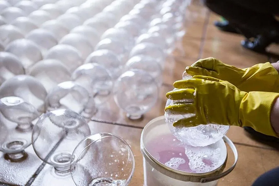 Мият лампите в НДК за първи път от 10 години