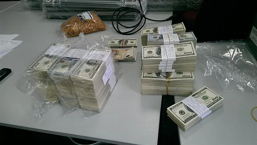Митничари откриха в тира на поляк милион долари и евро