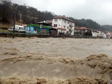 1000 без дом заради цъкащи язовири (ОБЗОР)