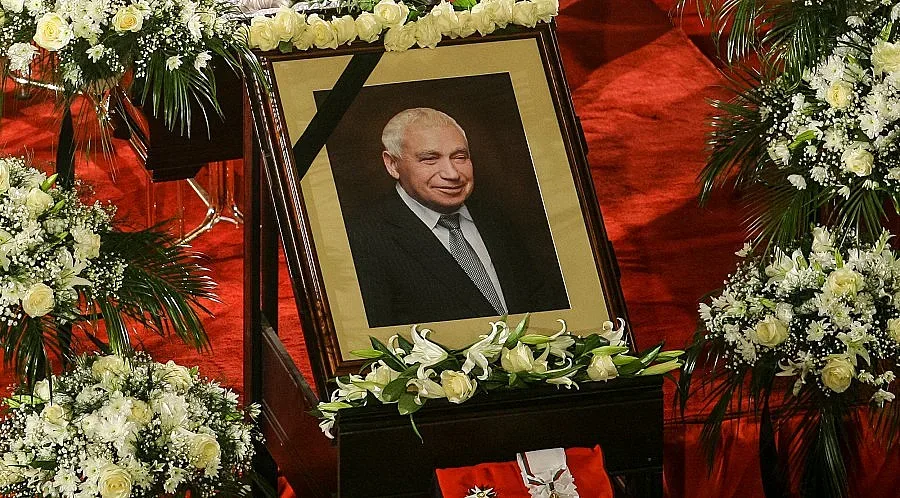 In memoriam: Желев пое към небето с рисунка от внучките