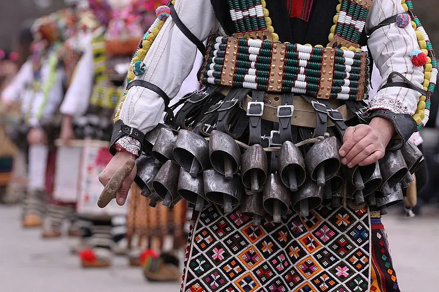 Японци и индонезийци с фото от пернишката Сурва