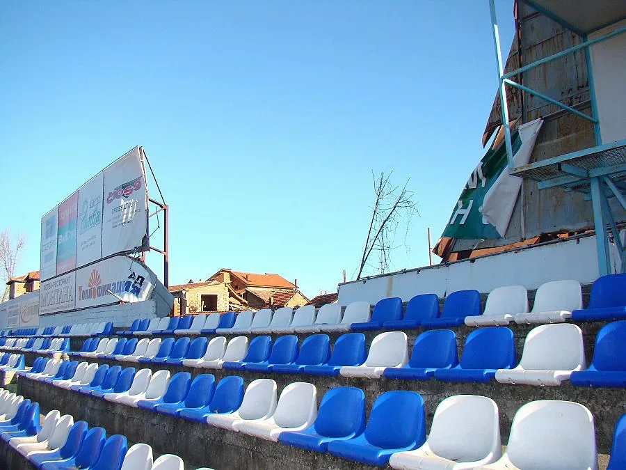 Ураганният вятър остави стадион „Огоста" без ограда