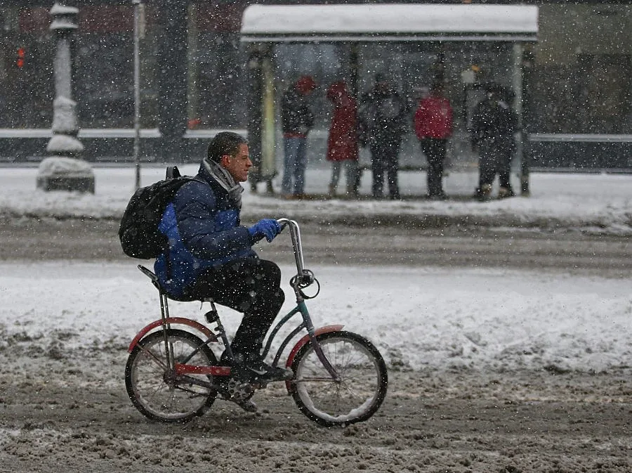 Хиляди полети в САЩ отменени заради снежната буря
