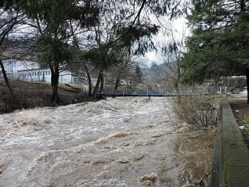 Кола падна от мост в Девин, двама са загинали