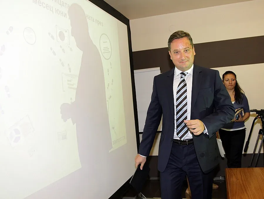 Начаникът на безработните отива на борсата