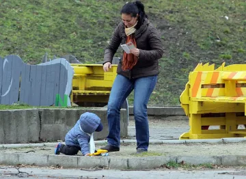 Февруари почва с дъжд и облаци