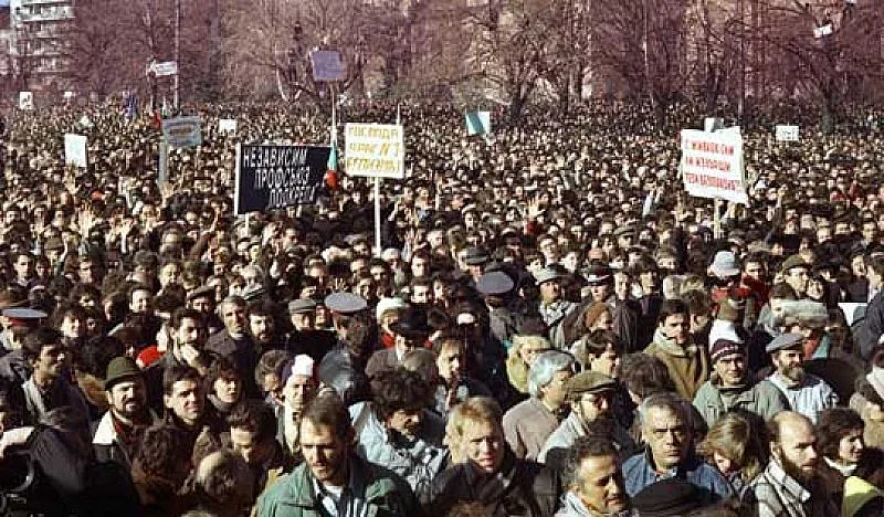 Денят, в който България се раздели с думата „другарю“