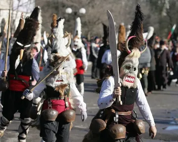 Кукери плашат за здраве на "Сурва" в Перник