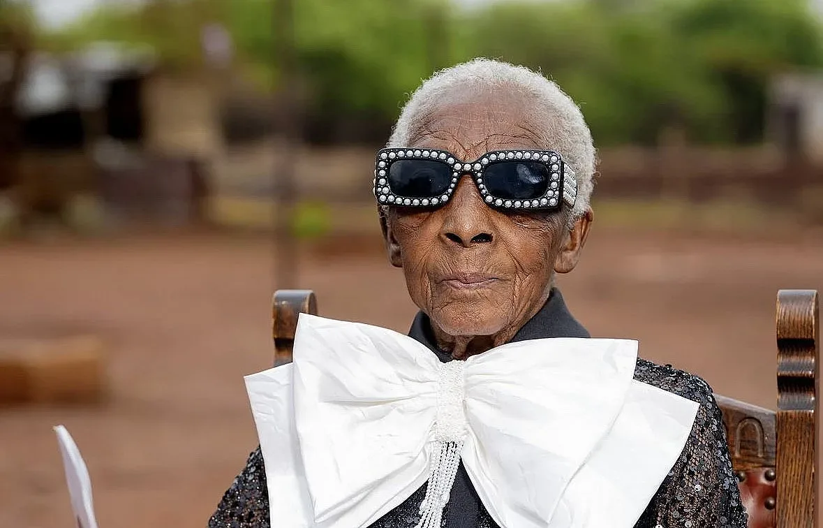 Баба от Замбия побърка интернет. Превърна се в модна икона