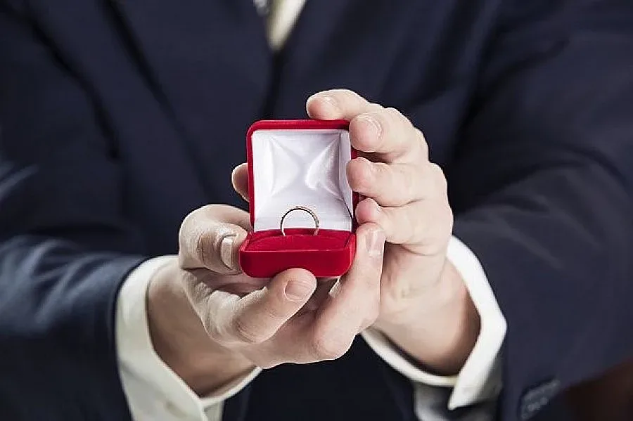 Нестандартно предложение за брак запали мрежата