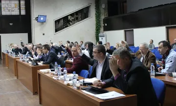 Благоевград вдига заплатите и хранодена в забавачките