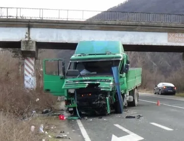 Взеха алкохолни проби на тримата пострадали в падналия камион