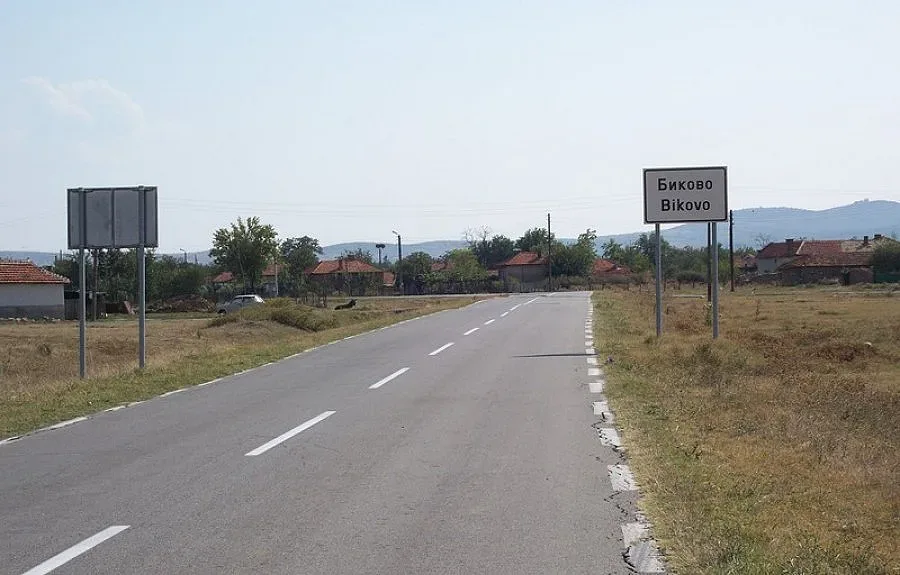 В село Биково: Маскирани грабят ордени на кралицата