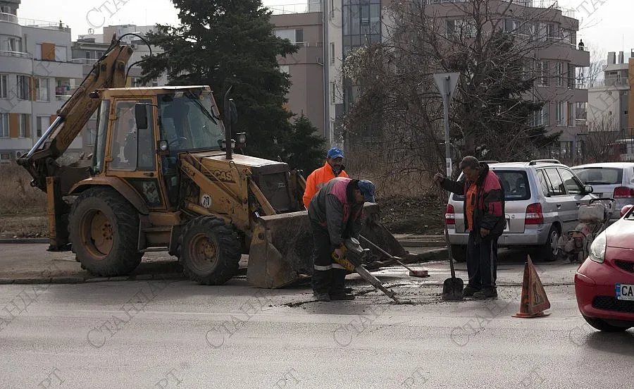 Запълниха "аламинут" огромни дупки на пътя за Гърция