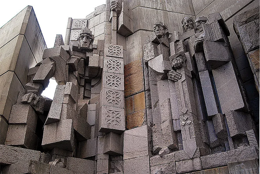 Осветяват емблиматична сграда и монумент в Шумен