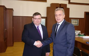 Червен телефон между линейки и прокурори