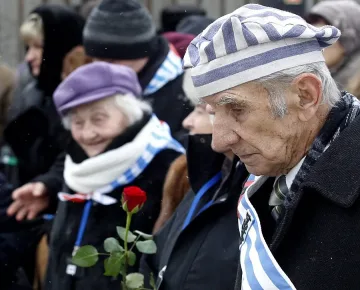 300 оцелели почетоха 70 г. от края на ада Аушвиц