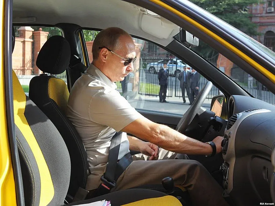 Лимузината на Путин - 6 тона и 800 кончета