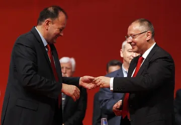 Станишев с рамо за Миков