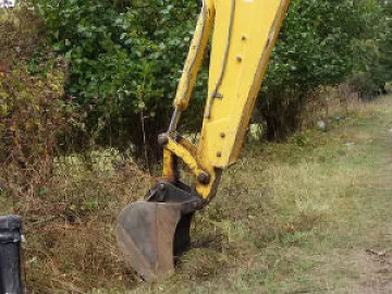Жива верига срещу багери за първа копка на депо