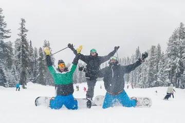 На сцени сред гората в Пирин изпълнители пеят хип хоп и реге