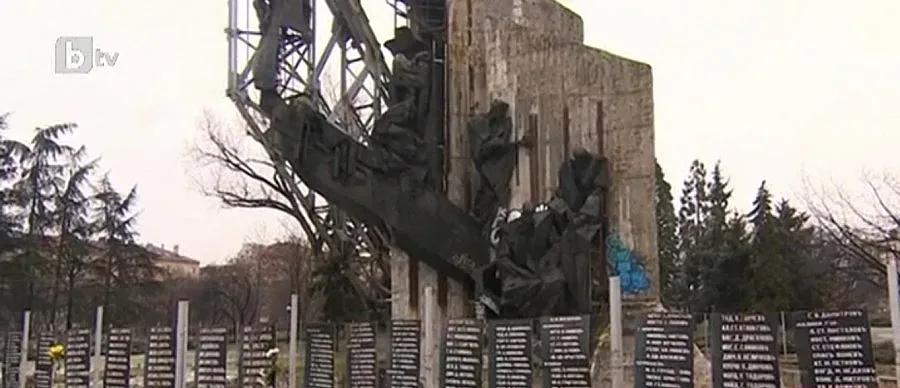 Паметникът пред НДК без Акт 16