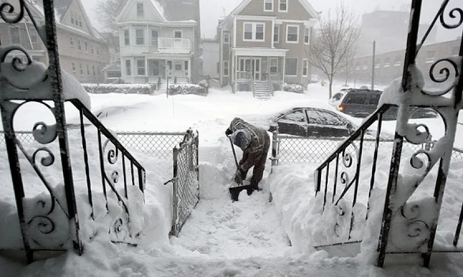 Хаос и паника в САЩ заради бурята "Джуно"