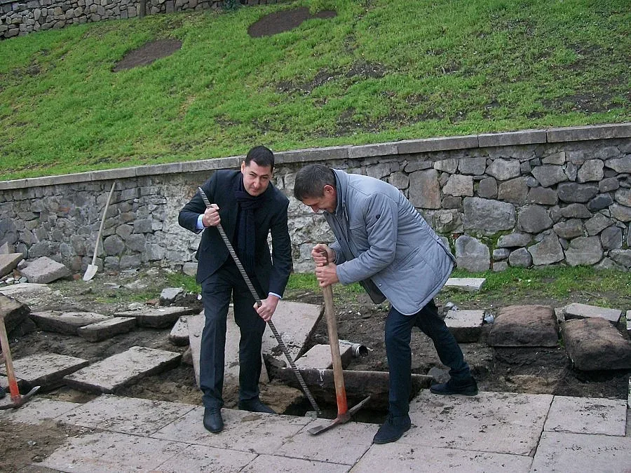 Осветяват с 16 прожектора най-новия площад в Пловдив