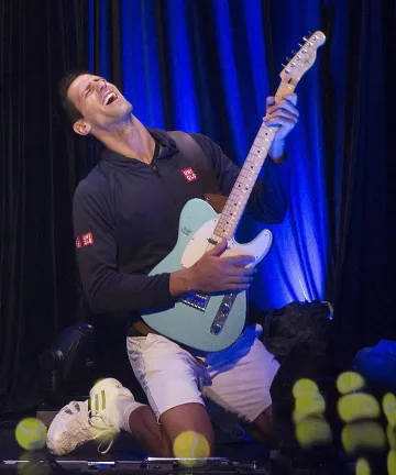 Джокера вършее с китара в Мелбърн