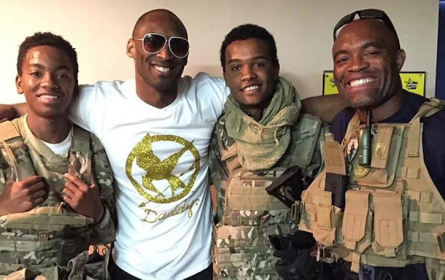 Кобе се стреля със звезда от UFC