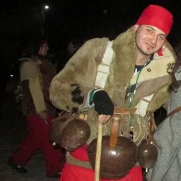 Икономист танцува със звънци на кръста