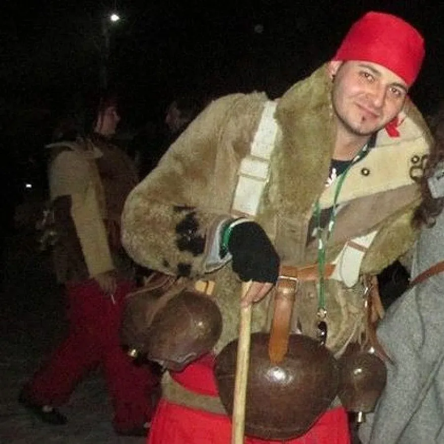 Икономист танцува със звънци на кръста