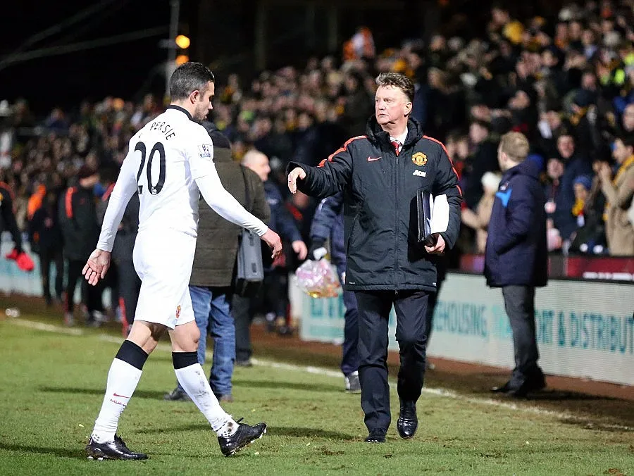 Опръскаха Ван Гаал с кръв с плювни