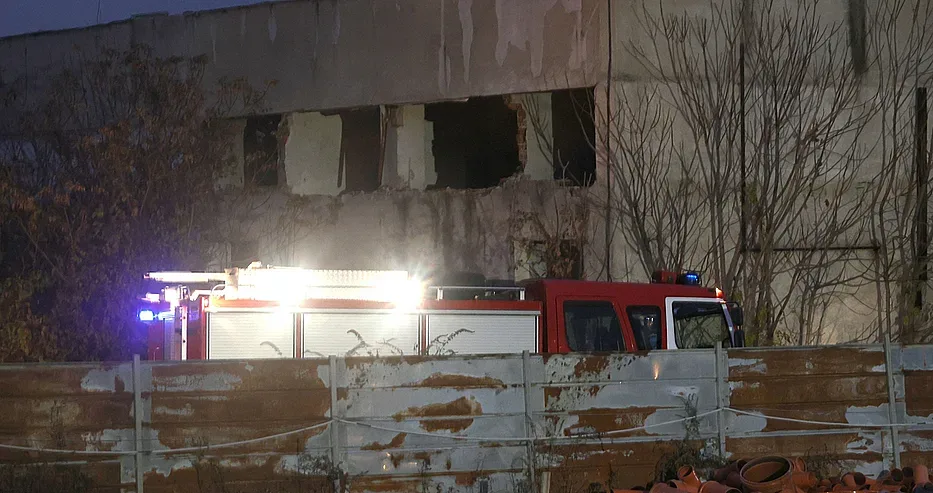 Първи снимки на горящия бивш месокомбинат в столицата