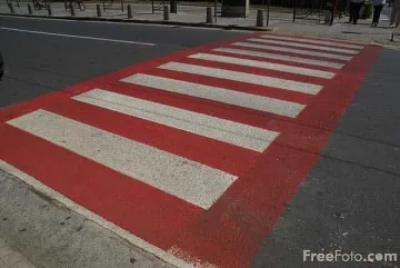 Микробус помете млада жена на пешеходна пътека