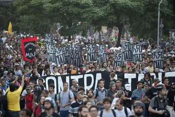 Сълзотворен газ и гумени патрони срещу протестиращи в Сао Пауло
