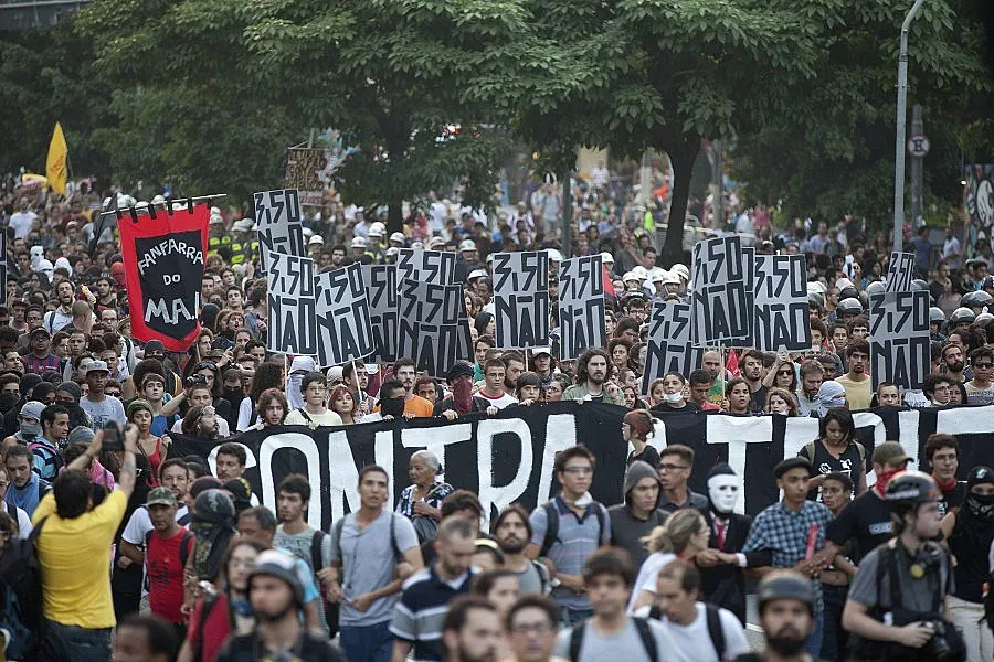 Сълзотворен газ и гумени патрони срещу протестиращи в Сао Пауло