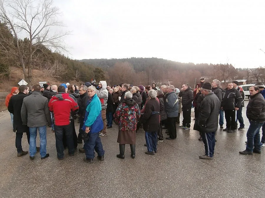 Протест блокира пътя за Разлог