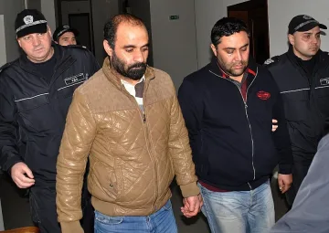 Оставиха в ареста иранците с опиума в конска глава