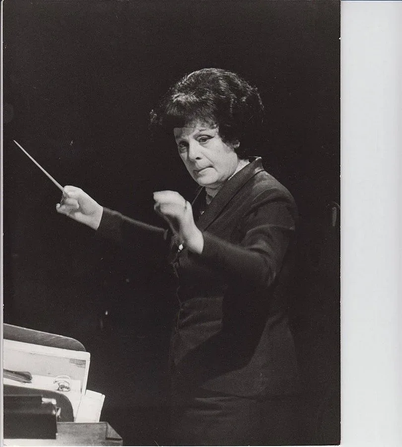 Последни аплодисменти за големия наш диригент Росица Баталова