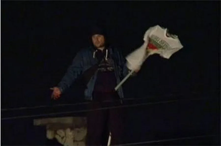 Психично болният от "Горна баня" със счупени нос и глезен