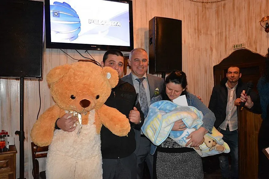 Кмет с плакети за бебета и акушерки