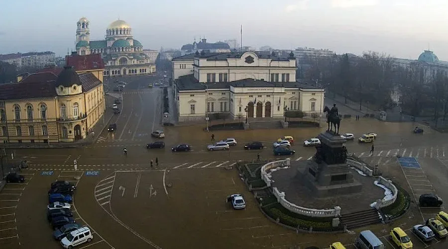Облачно и на места дъждовно в сряда