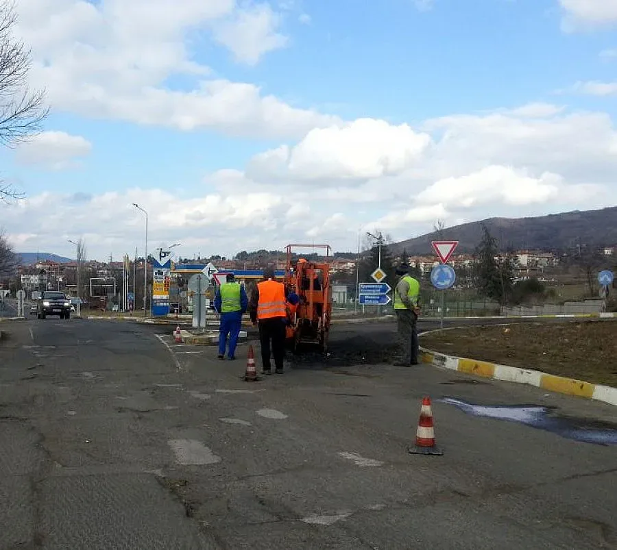 Полагат нов асфалт на кръговото на входа на Момчилград