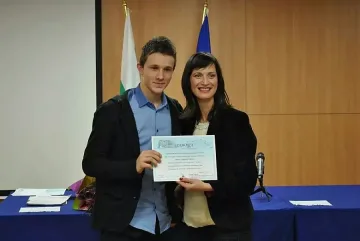 Десетокласник представи в 12 слайда идеите си за ЕС