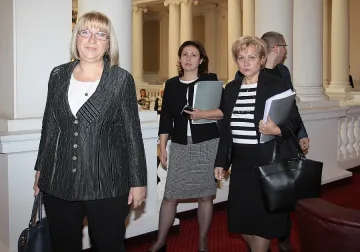 Властта им отива